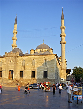 The Yeni Camii (New Mosque), Istanbul, Turkey, Europe, Eurasia