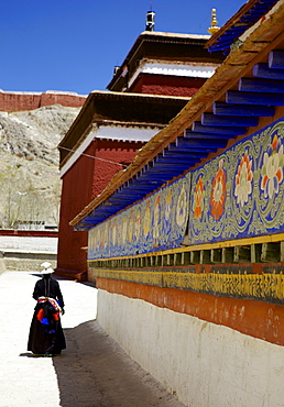 Tibetan Pilgrim circling the base of Kumbum chorten (Stupa) in the Palcho Monastery at Gyantse, Tibet, China, Asia