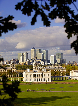 Observatory Hill, Greenwich Park, UNESCO World Heritage Site, Greenwich, and Docklands skyline, London, England, United Kingdom, Europe