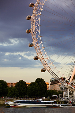 London Eye (Millennium Wheel) and the River Thames in evening light, London, England, United Kingdom, Europe