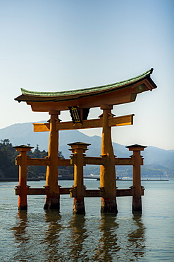 The floating red wooden torii gate of Itsukushima Shrine on Miyajima island, Itsukushima, UNESCO World Heritage Site, Hiroshima Prefecture, Honshu, Japan, Asia