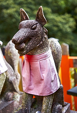 Stone foxes at Fushimi Inari shrine, Kyoto, Japan, Asia