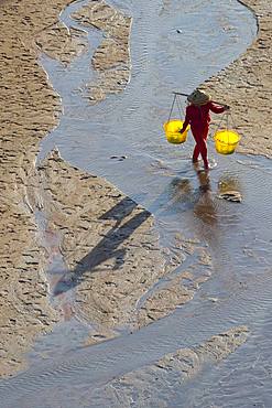 Fisherman on foot, harvesting shells, wearing a yoke with two buckets, Woman, Xiapu County, Fujiang Province, China