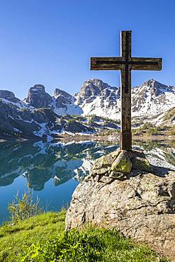 Wooden cross on the shore of Lake Allos (2226 m), in the background the Tours du Lac, Haut-Verdon, Mercantour National Park, Alps, France