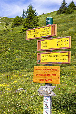 Orientation post at Lac Noir (2039 m), Taillefer massif, hike to Plateau des Lacs (2068 m) via the GR 50 long-distance hiking trail, Matheysine, Oisans, Isere, France