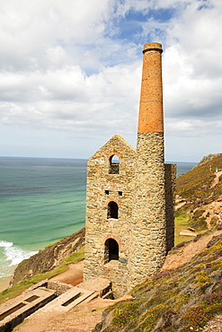 Wheal Coates, an old tin mine on the cliffs above St Agnes, Cornwall, UK.