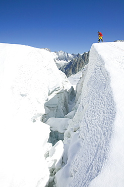 Crossing the Vallee Blanche on the Mer Du Glace above Chamonix, Haute Savoie, France, Europe