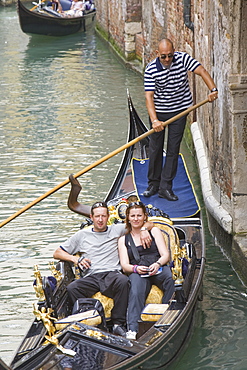 A gondola ride for tourists, Venice, UNESCO World Heritage Site, Veneto, Italy, Europe