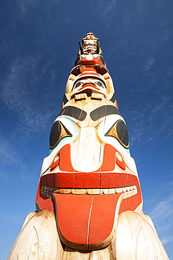 Totem pole on Jasper high street, Jasper National Park, UNESCO World Heritage Site, Canadian Rockies, Canada, North America