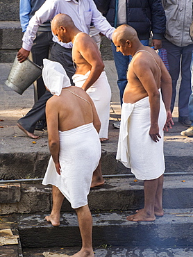 Brahmins at a Hindu cremation ceremony at Pashupatinath Temple, a Hindu temple of Lord Shiva located on the banks of the Bagmati River Kathmandu, Nepal, Asia