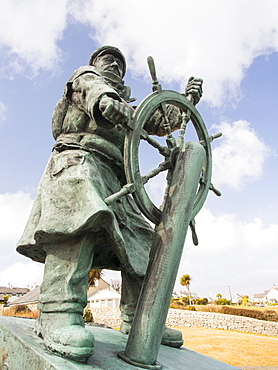 A bronze statue to Dick Evans the coxswain of the Moelfre lifeboat, on Anglesey, Wales, United Kingdom, Europe