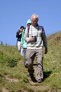 Walking on the Pembrokeshire Long Distance coast path      (rr)