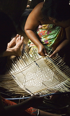 Tribe members, bamboo weave, making crafts, Iban Long House comunity. Kuching, Sarawak, Borneo, Malaysia, South-East Asia, Asia