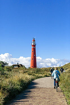 Cyclists, Red Lighthouse, Schiermonnikoog, West Frisian Islands, Friesland, The Netherlands (Holland), Europe