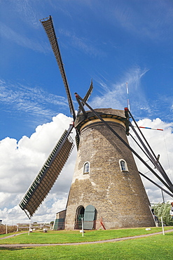 Canal and windmills, Kinderdijk, UNESCO World Heritage Site, South Holland, The Netherlands, Europe 