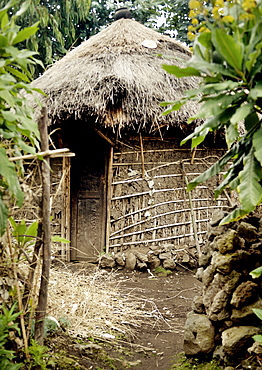 A mud Hut in Volcanoes National park.  Typical dwelling for the people who live in the mountains of Rwanda. Volcanoes National Park, Virunga mountains, Rwanda, East Africa