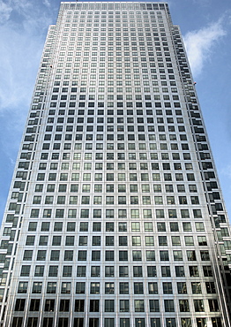 The most recognisable and first skyscraper to be erected in Canary Wharf, 1 Canada Place is also the tallest building in the UK.  Completed in 1991, it was designed by Cesar Pelli & Associates, Adamson Associates, and Frederick Gibberd Coombes & Partners. London, England, UK