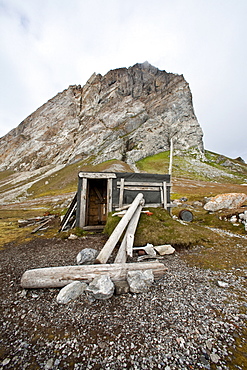 Hunter's cabin at Gn%lodden in Hornsund (Horn Sound) on the southwestern side of Spitsbergen Island in the Svalbard Archipelago, Barents Sea, Norway